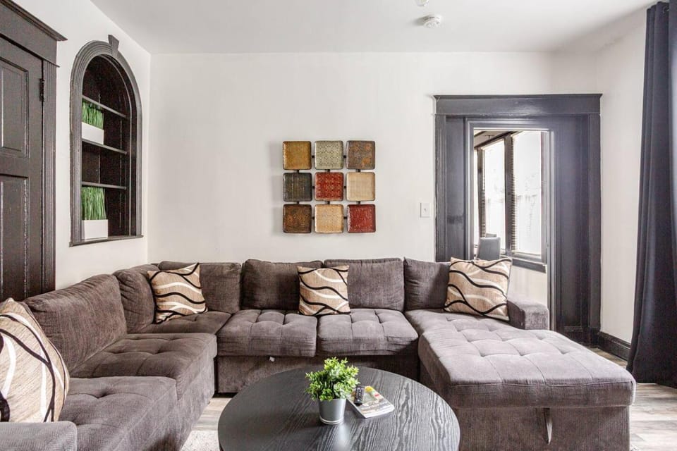 Spacious 3BR, 3BA Philly Retreat for 8 with Free Parking Apartment in Philadelphia