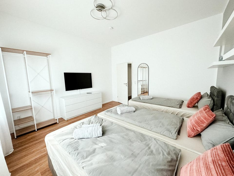 Bed, TV and multimedia, Photo of the whole room, Bedroom