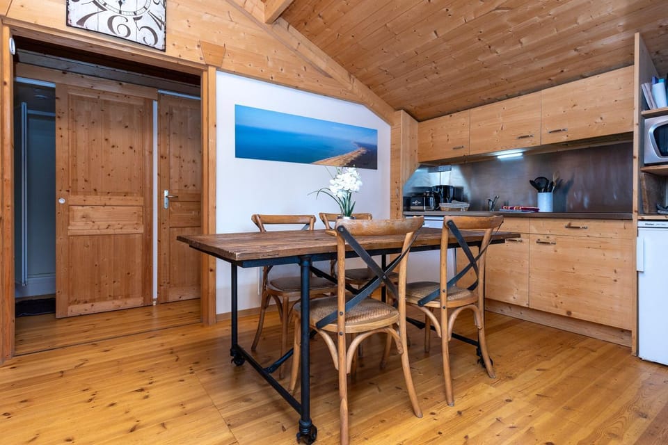 Property building, Kitchen or kitchenette, Living room