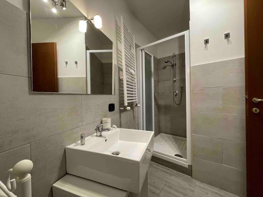 Shower, towels