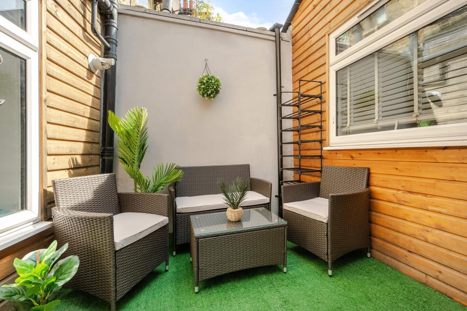 Property building, Patio, Day, Garden, Garden, Balcony/Terrace, Seating area, Garden view