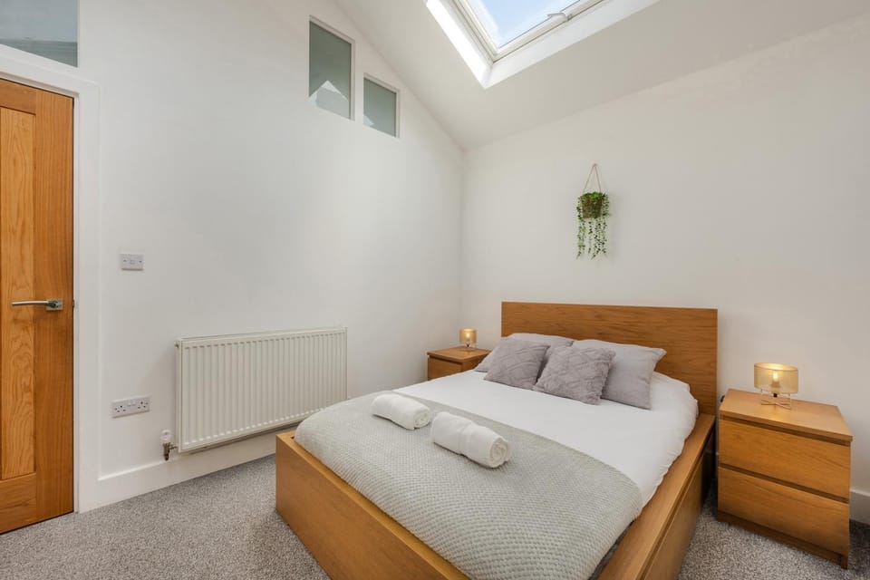 Bed, Bedroom, heating, towels