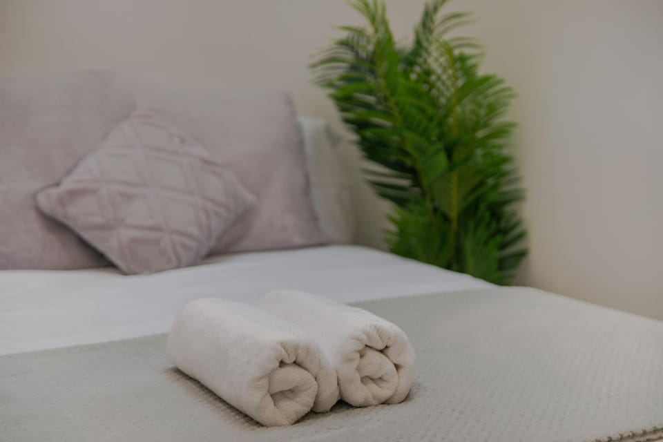 Bed, towels