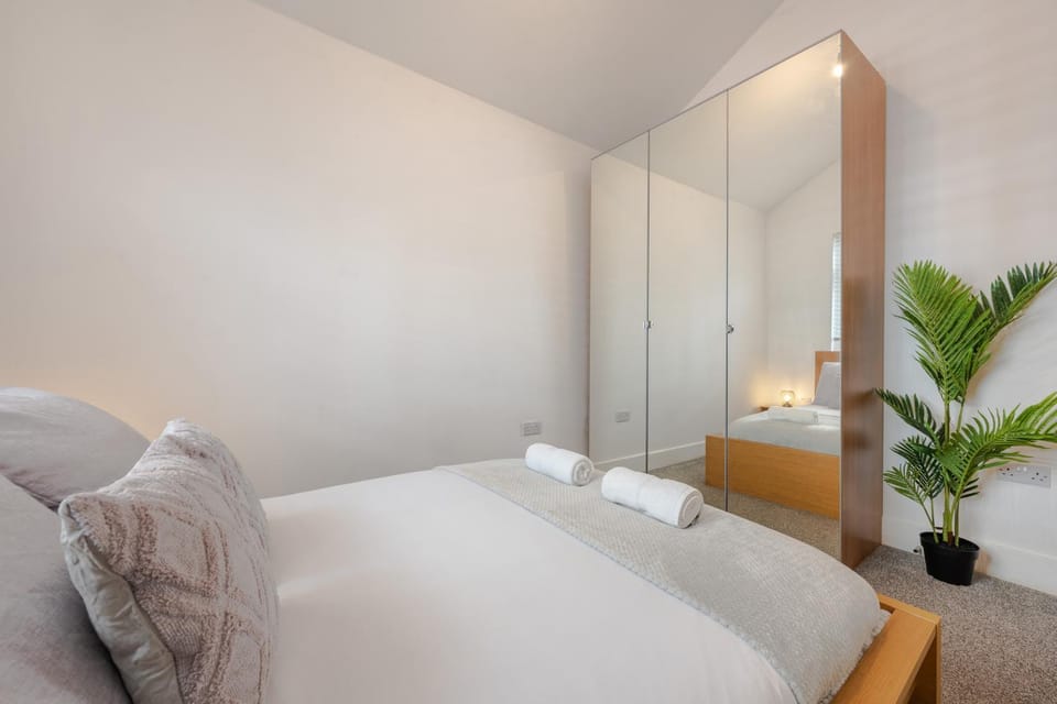 Bed, Bedroom, towels, wardrobe