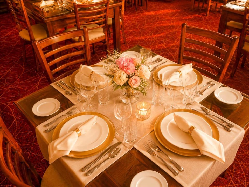 Restaurant/places to eat, Restaurant/places to eat, Food and drinks, Banquet/Function facilities, Food