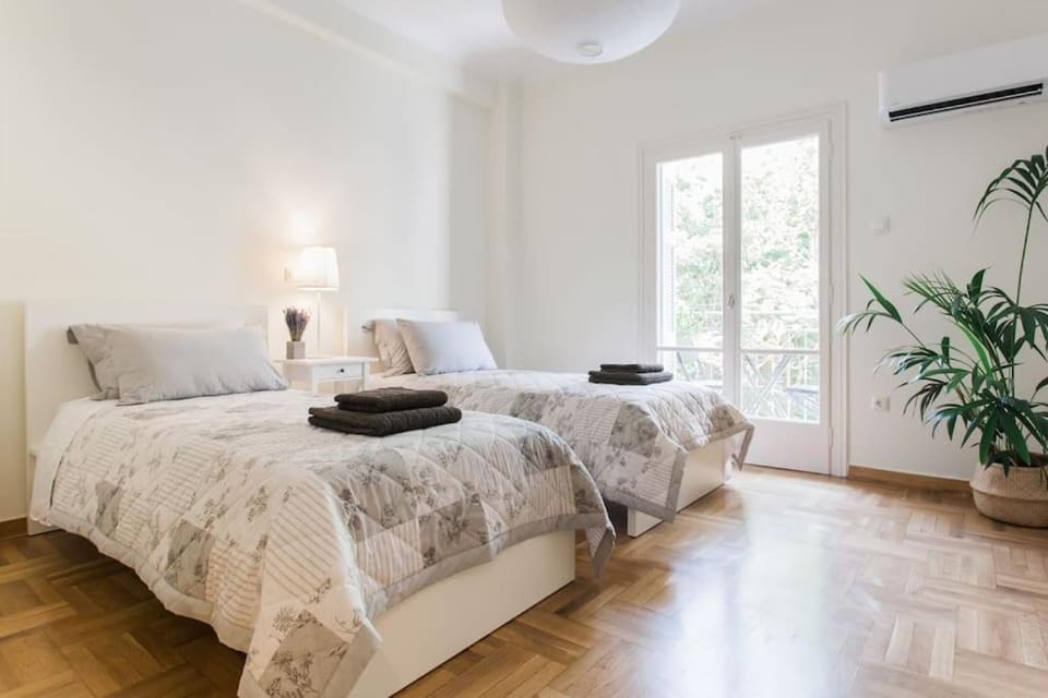 Bed, Photo of the whole room, Bedroom, towels