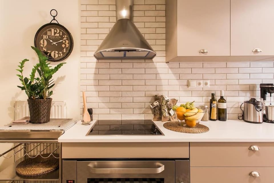 Kitchen or kitchenette, Food and drinks, Food, minibar, stove