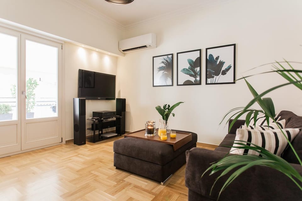 Communal lounge/ TV room, TV and multimedia, Living room, Seating area, Evening entertainment, air conditioner