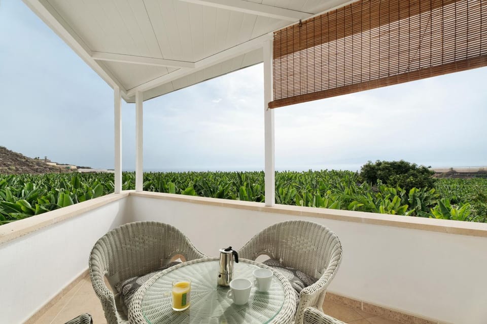 Property building, Balcony/Terrace, Living room