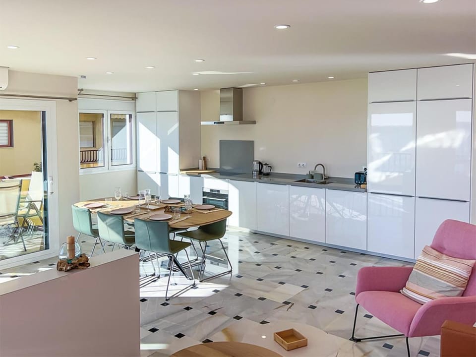 Dining area, kitchen