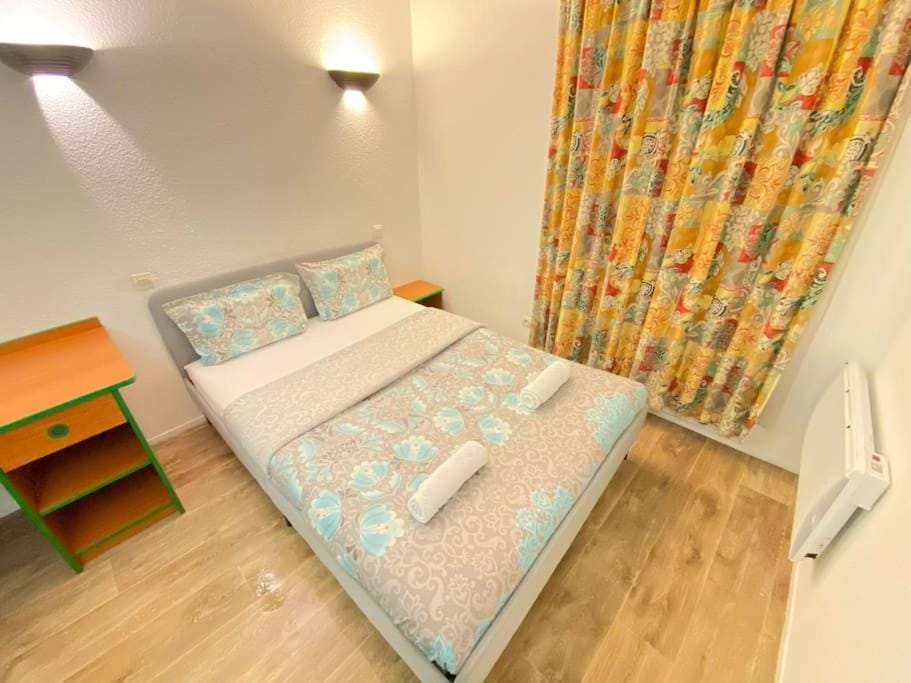 10 min walk to metro Line 1, ApartHotel La Défense Apartment in Puteaux