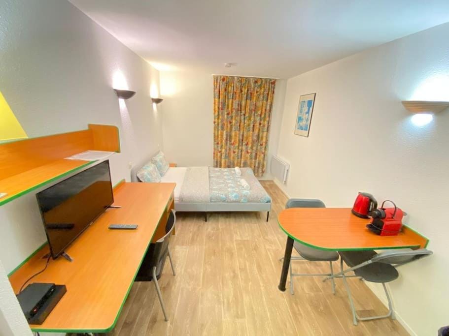 10 min walk to metro Line 1, ApartHotel La Défense Apartment in Puteaux