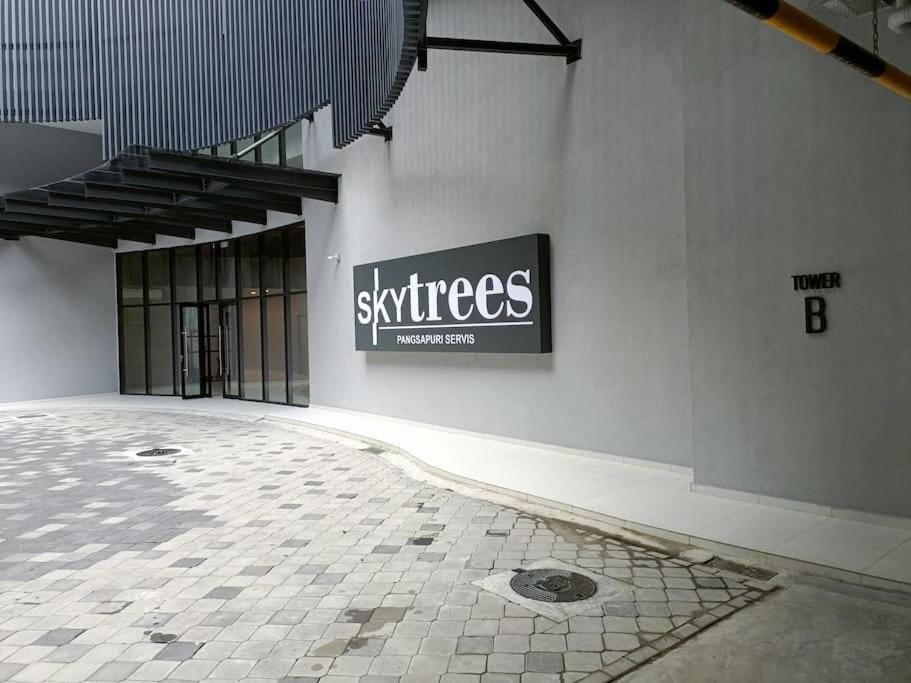 Cozy Sky Trees Bukit Indah Netflix and Amenities B06 Apartment in Johor Bahru
