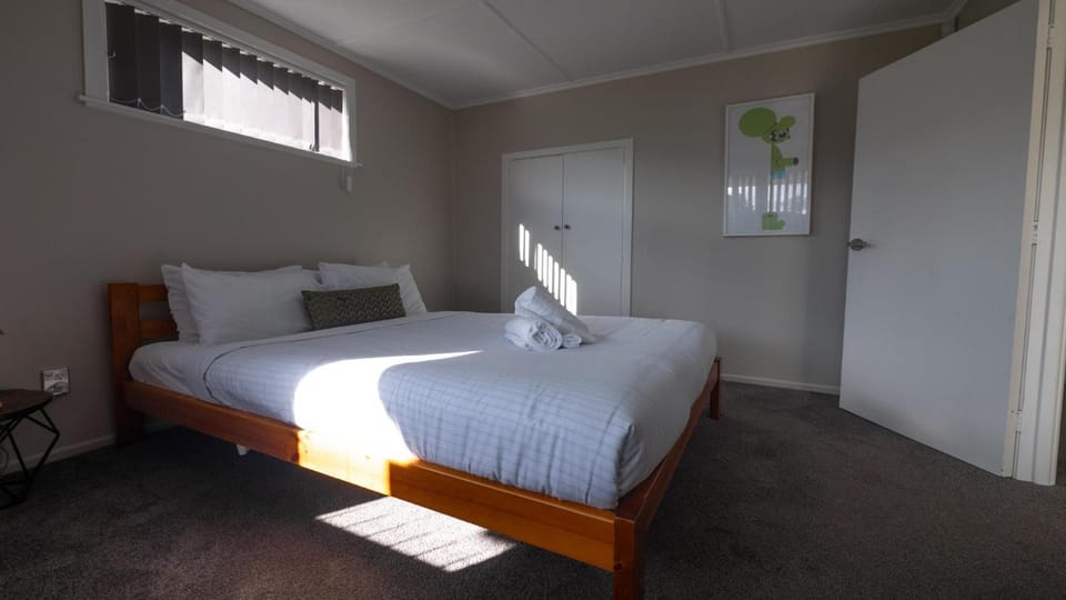 Spacious 2BR Home in the Suburbs Apartment in Auckland