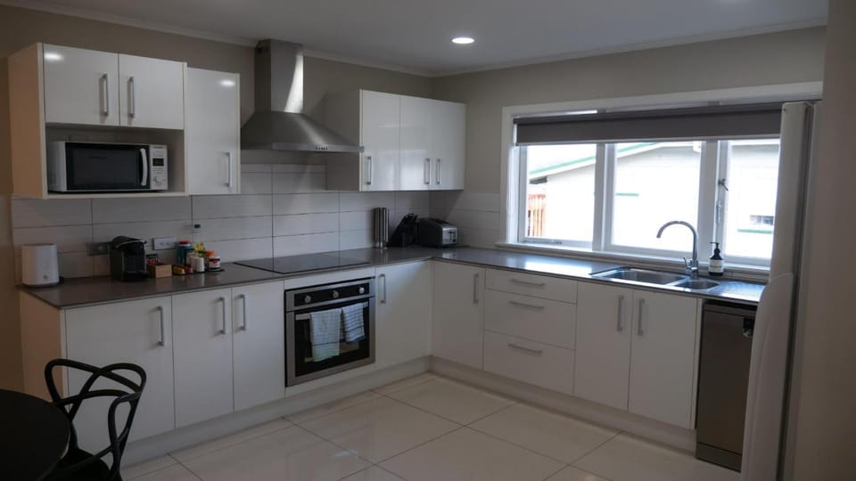 Spacious 2BR Home in the Suburbs Apartment in Auckland