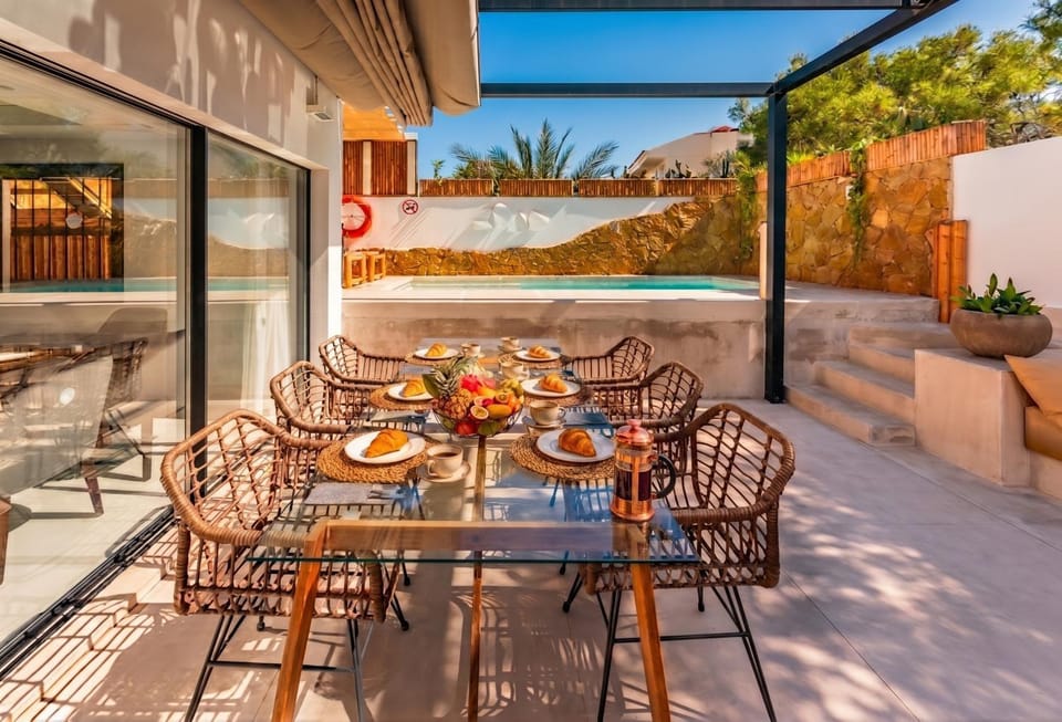 Patio, Day, Balcony/Terrace, Food and drinks, Seating area, Dining area, Pool view, Swimming pool