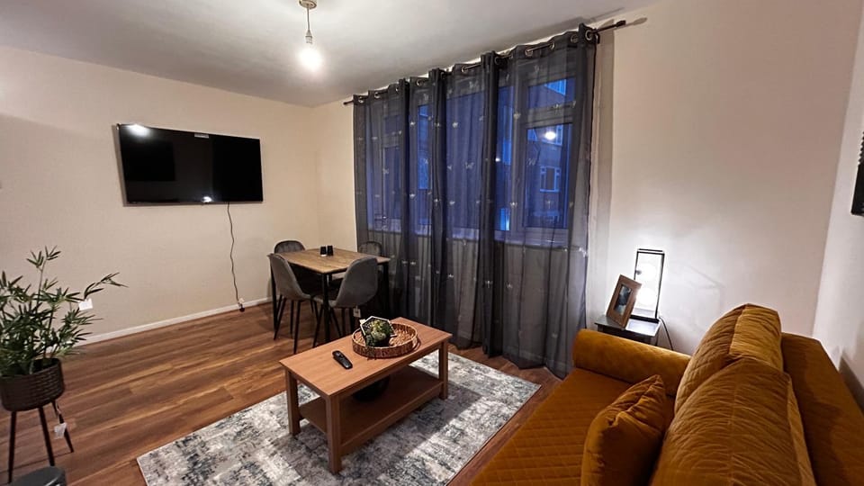 Communal lounge/ TV room, TV and multimedia, Living room, Seating area, Evening entertainment