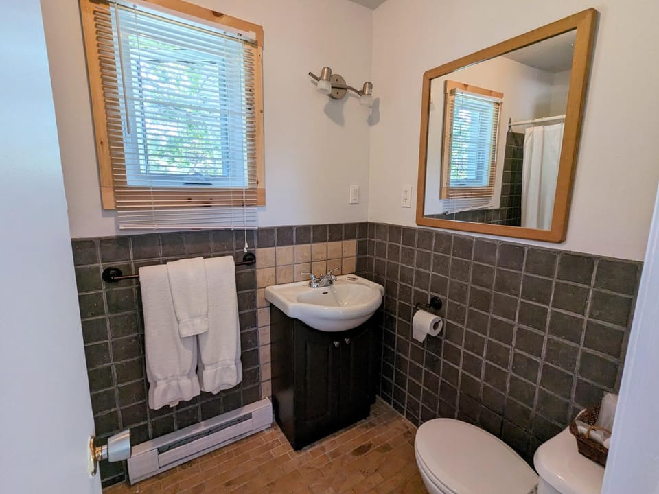 Toilet, Bathroom, towels