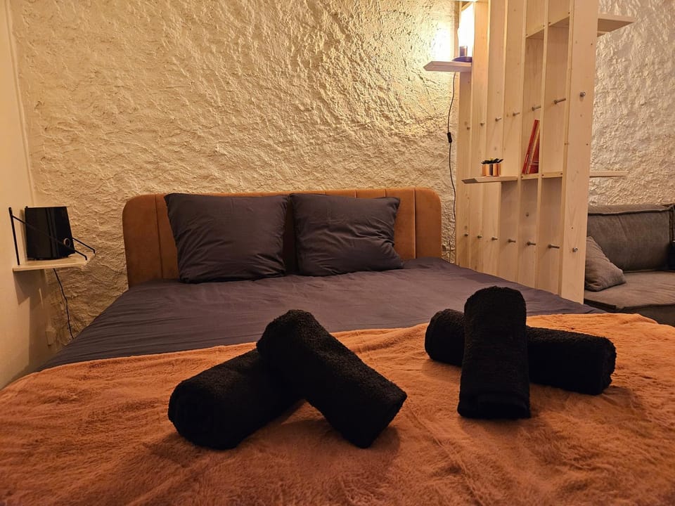 Bed, Photo of the whole room, Bedroom, towels