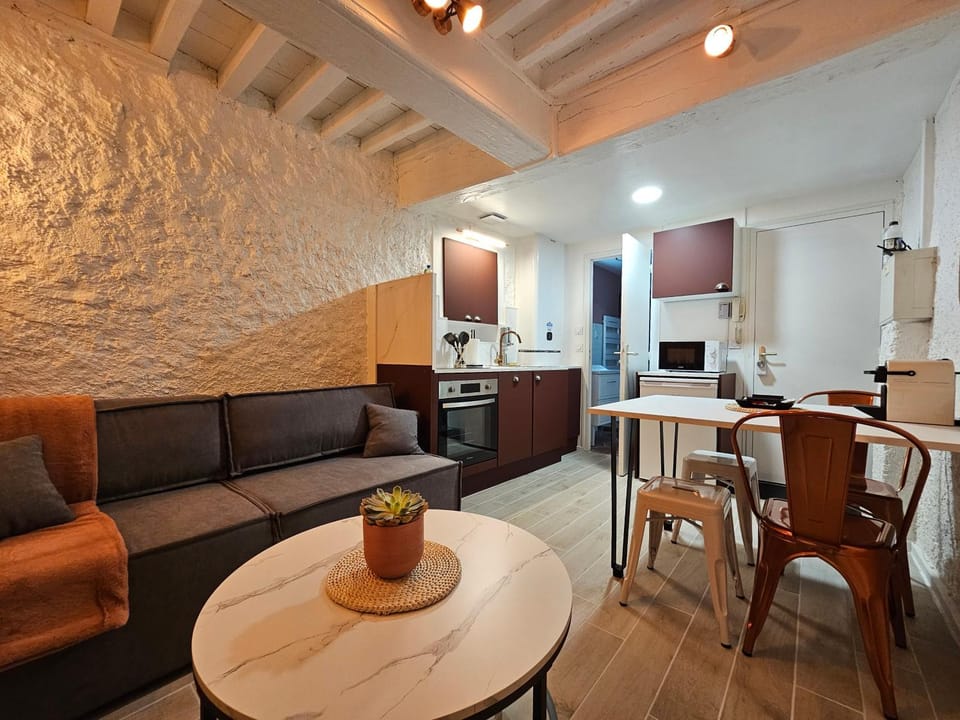 Kitchen or kitchenette, Seating area