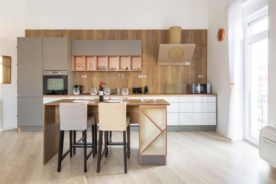Coffee/tea facilities, Kitchen or kitchenette, Dining area, dishwasher, minibar, toaster