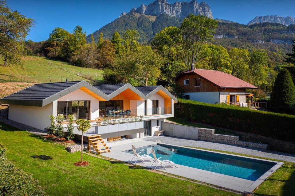 Property building, Spring, Day, Natural landscape, Garden, Garden view, Mountain view, Pool view, Swimming pool