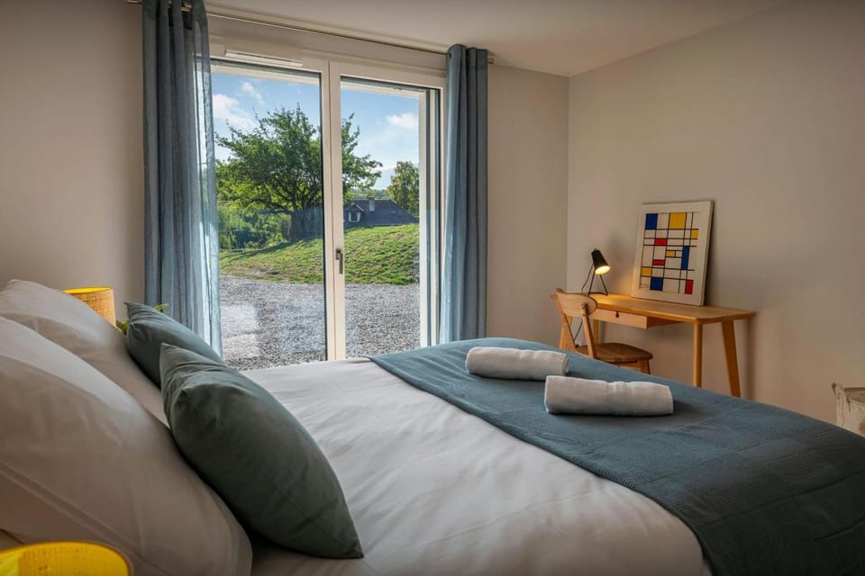 Bed, Photo of the whole room, Bedroom