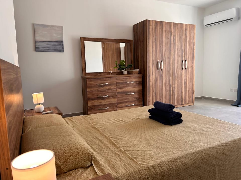 Bed, Bedroom, wardrobe, air conditioner, air conditioner