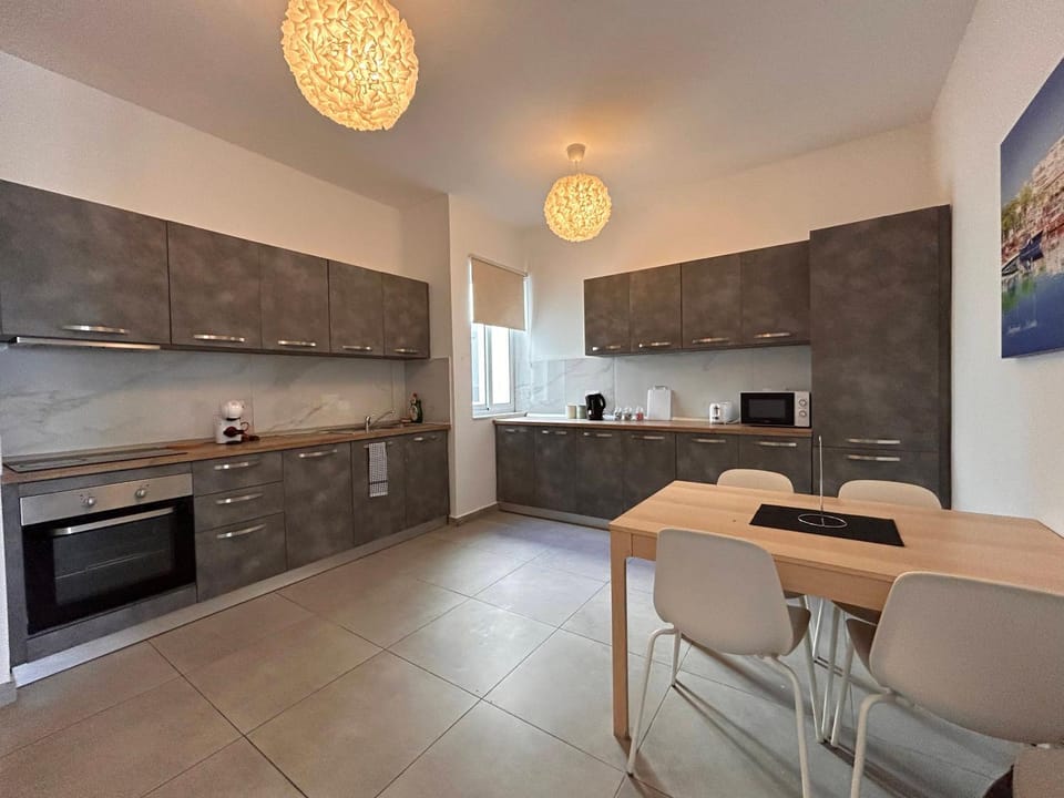 Kitchen or kitchenette, kitchen, air conditioner, air conditioner