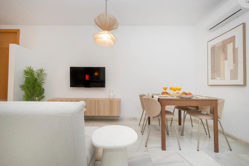 TV and multimedia, Living room, Seating area, Dining area