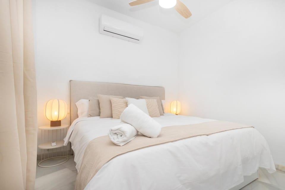 Bed, Bedroom, towels, air conditioner