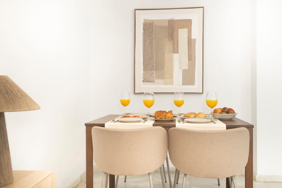 Dining area, Food, Drinks