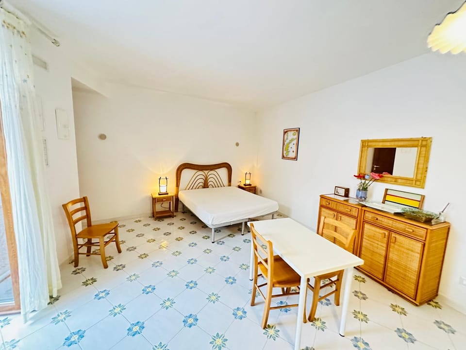 Bed, Living room, Bedroom, hair dresser