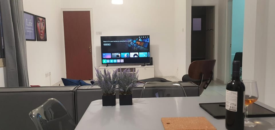 TV and multimedia, Living room, Seating area, Evening entertainment
