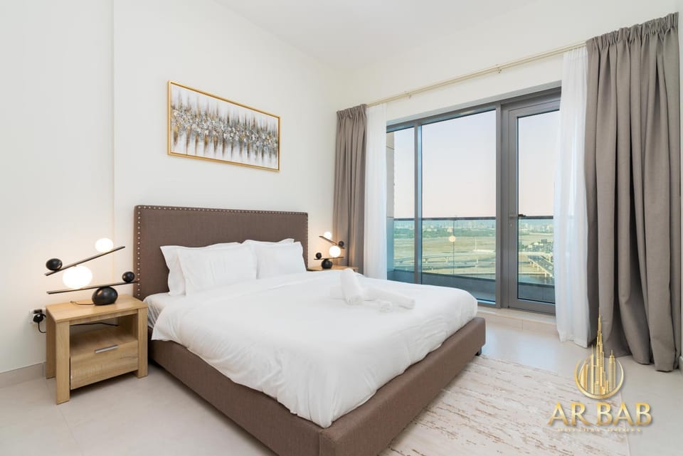 Bed, Natural landscape, View (from property/room), Balcony/Terrace, Decorative detail, Bedroom, City view, Lake view, Street view, furniture, towels