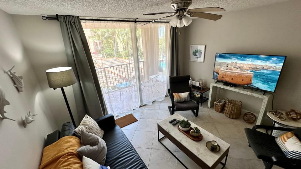 Deluxe Yacht Club Condo Near the Beach Apartment in Aventura