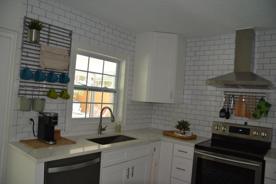 Coffee/tea facilities, Kitchen or kitchenette, stove