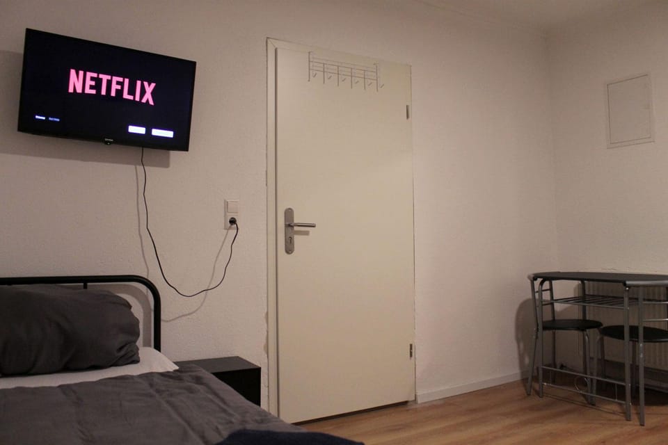 Bed, TV and multimedia, Photo of the whole room, Bedroom, hair dresser