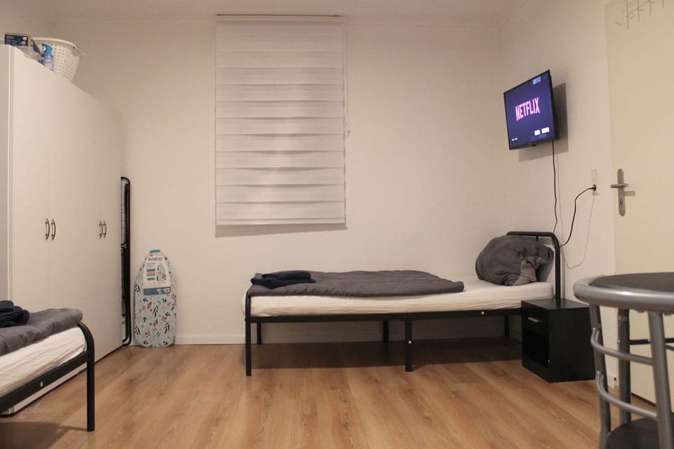 Bed, TV and multimedia, Photo of the whole room, Bedroom
