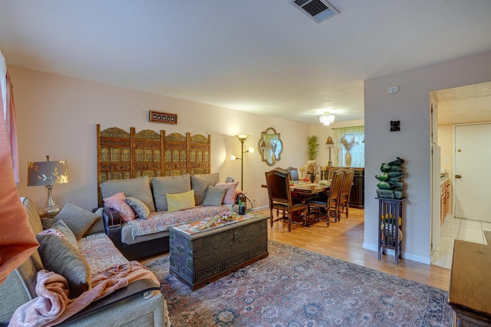 Lovely Concord Townhome Retreat w/ Community Pool! House in Concord