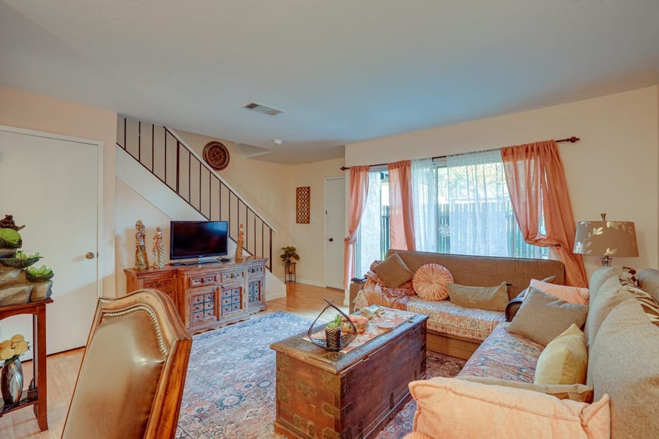 Lovely Concord Townhome Retreat w/ Community Pool! House in Concord