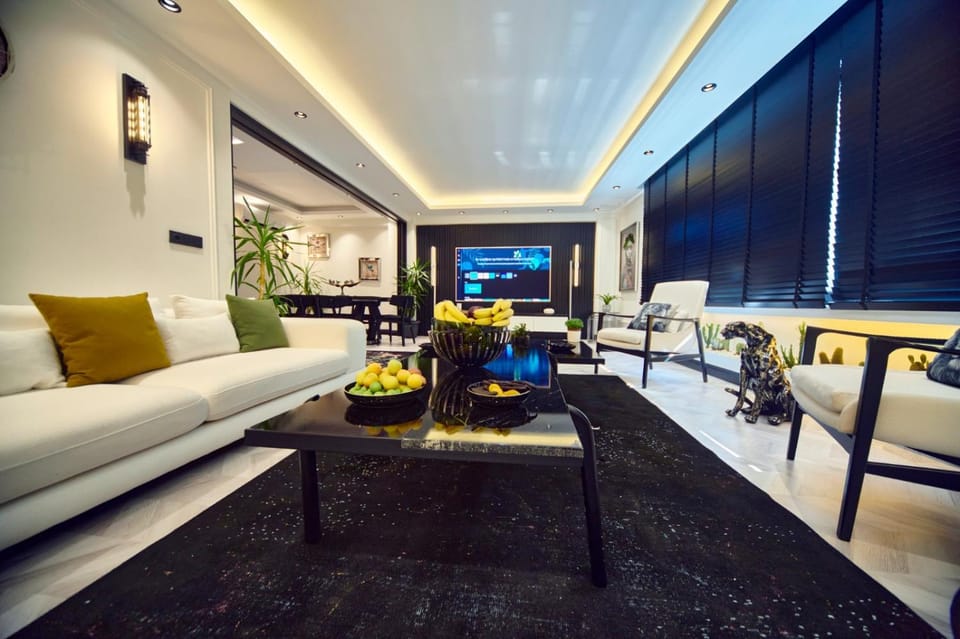 TV and multimedia, Living room, Seating area, Dining area