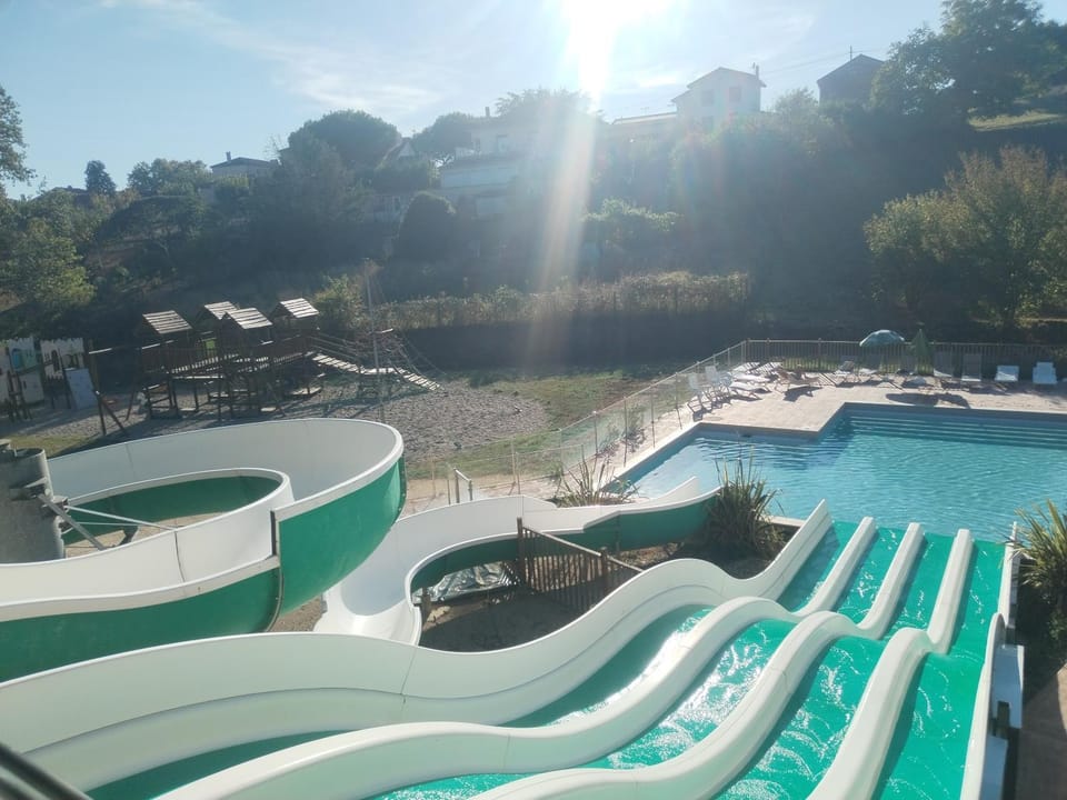 camping nature le Valenty Lot en vallée de la Dordogne toboggan géant piscine mini golf Campground/ 
RV Resort in Occitanie