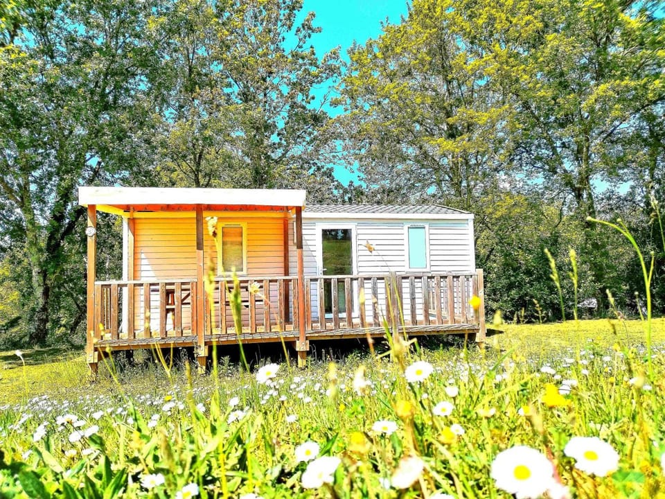 camping nature le Valenty Lot en vallée de la Dordogne toboggan géant piscine mini golf Campground/ 
RV Resort in Occitanie