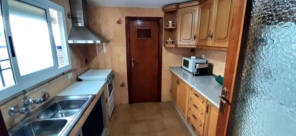 Kitchen or kitchenette, Inner courtyard view, minibar, stove, kitchen