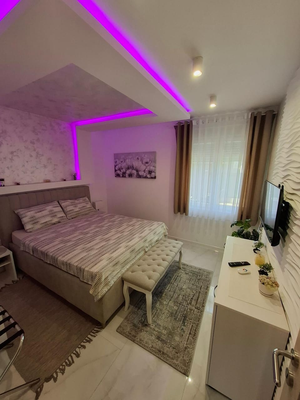 Bed, TV and multimedia, Photo of the whole room, Bedroom