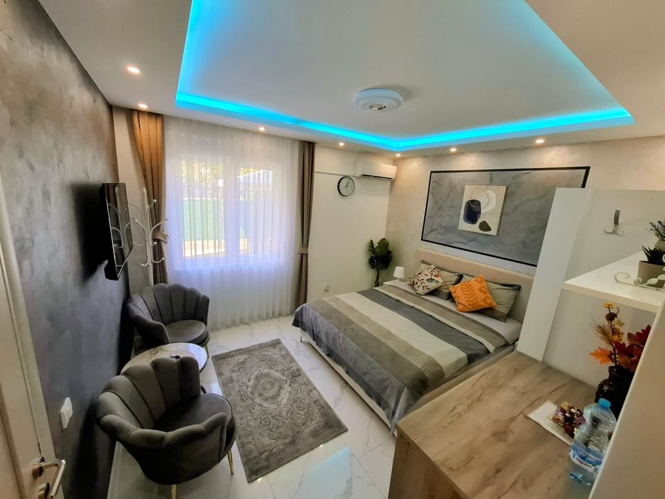 Bed, TV and multimedia, Living room, Photo of the whole room, Seating area, Bedroom