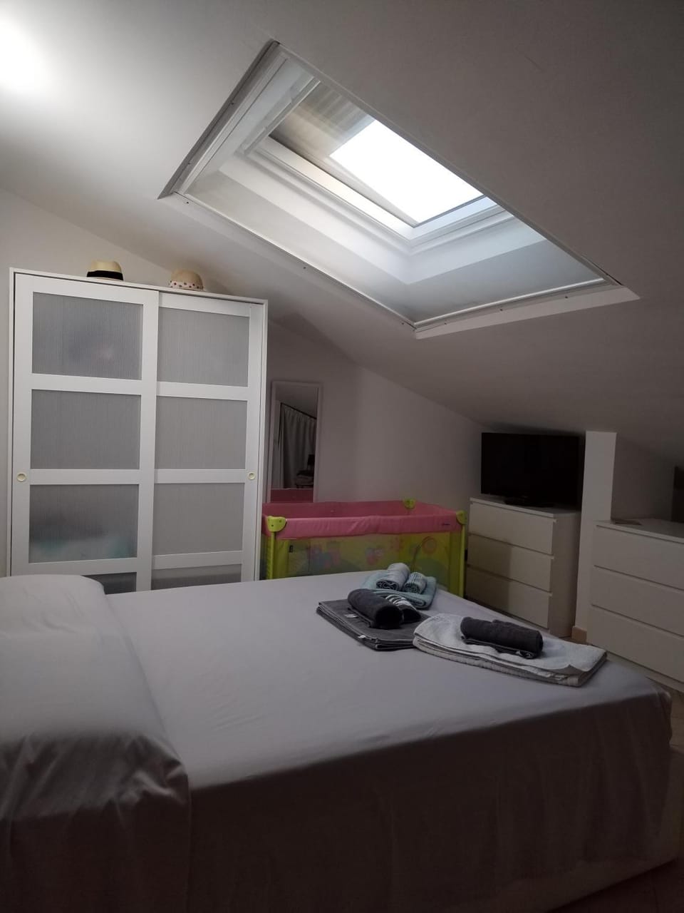 Bed, TV and multimedia, Bedroom, cot, wardrobe