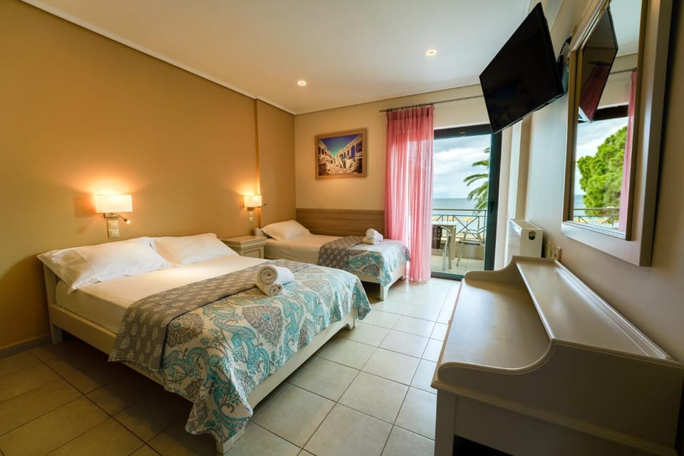 Bed, TV and multimedia, Photo of the whole room, Bedroom