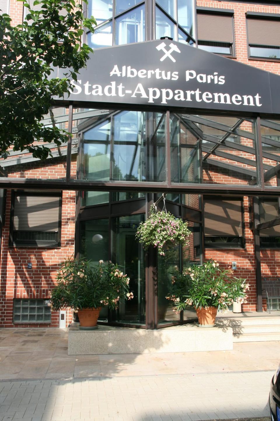 Facade/entrance